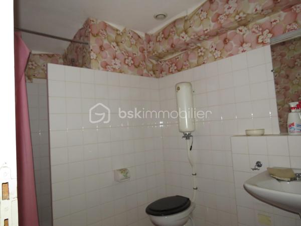 Situé à Parthenay, cet ancien atelier est fait pour vous. Que ce soit pour investir et y faire des logements, ou pour y faire une grande maison. Au RDC 2 garages dont un traversant, un bureau et 1 entrée. Le premier étage est complètement brut de maçonnerie, ou vous aurez une grande terrasse. Le second se compose d'une salle d'eau de 3 chambres et de salles d'archives. Le tout sur un terrain clos de 450 m².