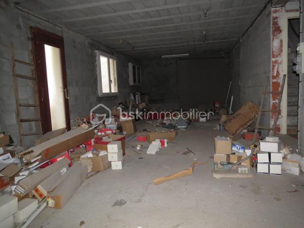 Situé à Parthenay, cet ancien atelier est fait pour vous. Que ce soit pour investir et y faire des logements, ou pour y faire une grande maison. Au RDC 2 garages dont un traversant, un bureau et 1 entrée. Le premier étage est complètement brut de maçonnerie, ou vous aurez une grande terrasse. Le second se compose d'une salle d'eau de 3 chambres et de salles d'archives. Le tout sur un terrain clos de 450 m².