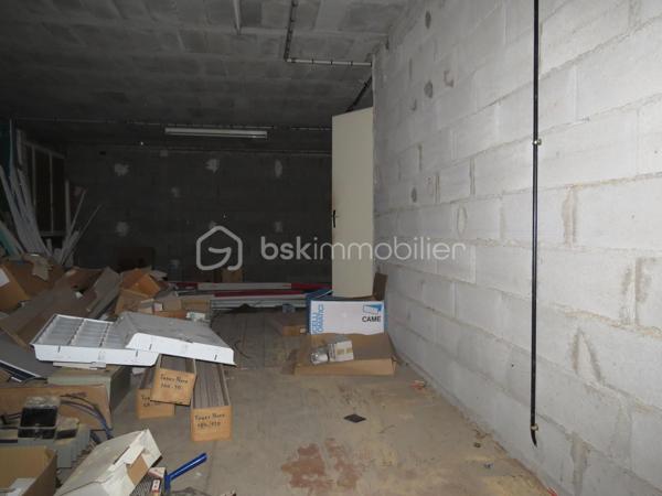 Situé à Parthenay, cet ancien atelier est fait pour vous. Que ce soit pour investir et y faire des logements, ou pour y faire une grande maison. Au RDC 2 garages dont un traversant, un bureau et 1 entrée. Le premier étage est complètement brut de maçonnerie, ou vous aurez une grande terrasse. Le second se compose d'une salle d'eau de 3 chambres et de salles d'archives. Le tout sur un terrain clos de 450 m².