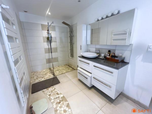 Maison familiale contemporaine proche des commodités