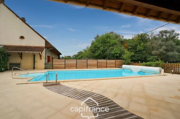 Maison en pierre au calme avec piscine, 5 chambres et plus de 1,6 hectare de terrain - Proche Lons-le-Saunier (39000)