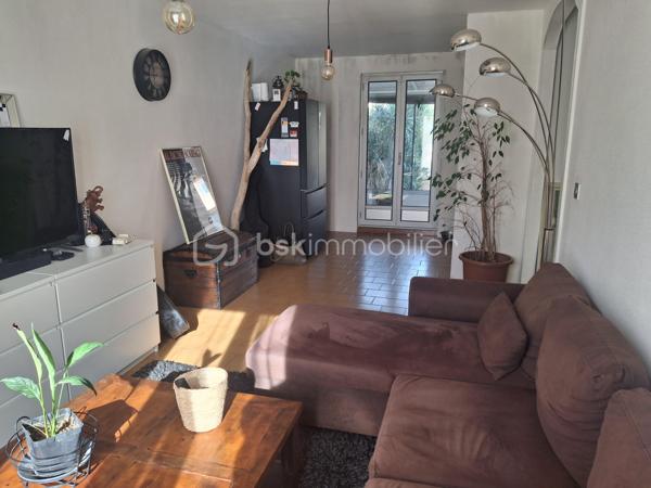 Située sur la commune de Thuir dans un lotissement proche de toutes commodités, cette jolie maison saura vous séduire.

Elle se compose d'un hall d'entrée, d'une cuisine ouverte sur le salon, ainsi que d'une véranda donnant sur un jardin sans vis à vis .
Un garage avec buanderie attenante complète ce bien, avec la possibilité de transformer le garage en suite parental au rez-de-chaussée.
A l'étage, vous trouverez 3 chambres, une salle d'eau et une dressing.

Idéalement située, coup de coeur assuré à visiter très vite.
