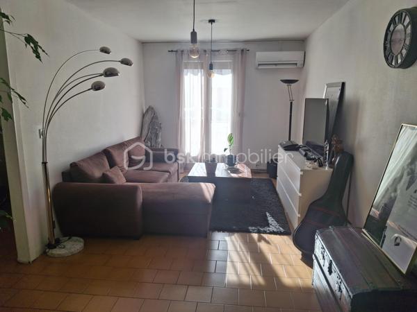 Située sur la commune de Thuir dans un lotissement proche de toutes commodités, cette jolie maison saura vous séduire.

Elle se compose d'un hall d'entrée, d'une cuisine ouverte sur le salon, ainsi que d'une véranda donnant sur un jardin sans vis à vis .
Un garage avec buanderie attenante complète ce bien, avec la possibilité de transformer le garage en suite parental au rez-de-chaussée.
A l'étage, vous trouverez 3 chambres, une salle d'eau et une dressing.

Idéalement située, coup de coeur assuré à visiter très vite.