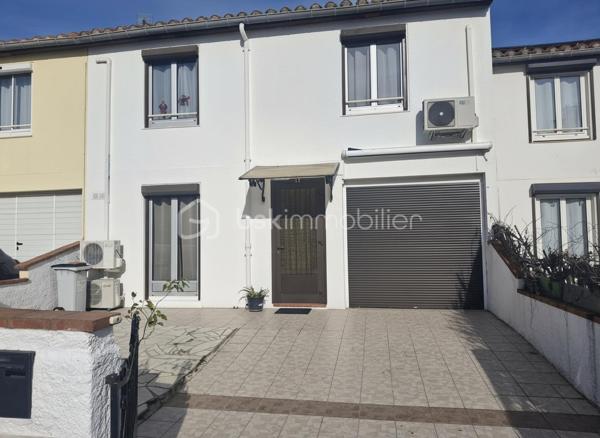Située sur la commune de Thuir dans un lotissement proche de toutes commodités, cette jolie maison saura vous séduire.

Elle se compose d'un hall d'entrée, d'une cuisine ouverte sur le salon, ainsi que d'une véranda donnant sur un jardin sans vis à vis .
Un garage avec buanderie attenante complète ce bien, avec la possibilité de transformer le garage en suite parental au rez-de-chaussée.
A l'étage, vous trouverez 3 chambres, une salle d'eau et une dressing.

Idéalement située, coup de coeur assuré à visiter très vite.