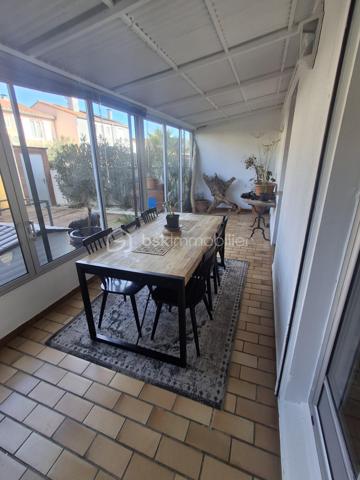 Située sur la commune de Thuir dans un lotissement proche de toutes commodités, cette jolie maison saura vous séduire.

Elle se compose d'un hall d'entrée, d'une cuisine ouverte sur le salon, ainsi que d'une véranda donnant sur un jardin sans vis à vis .
Un garage avec buanderie attenante complète ce bien, avec la possibilité de transformer le garage en suite parental au rez-de-chaussée.
A l'étage, vous trouverez 3 chambres, une salle d'eau et une dressing.

Idéalement située, coup de coeur assuré à visiter très vite.