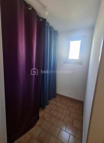 Située sur la commune de Thuir dans un lotissement proche de toutes commodités, cette jolie maison saura vous séduire.

Elle se compose d'un hall d'entrée, d'une cuisine ouverte sur le salon, ainsi que d'une véranda donnant sur un jardin sans vis à vis .
Un garage avec buanderie attenante complète ce bien, avec la possibilité de transformer le garage en suite parental au rez-de-chaussée.
A l'étage, vous trouverez 3 chambres, une salle d'eau et une dressing.

Idéalement située, coup de coeur assuré à visiter très vite.