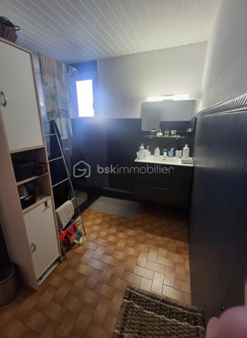 Située sur la commune de Thuir dans un lotissement proche de toutes commodités, cette jolie maison saura vous séduire.

Elle se compose d'un hall d'entrée, d'une cuisine ouverte sur le salon, ainsi que d'une véranda donnant sur un jardin sans vis à vis .
Un garage avec buanderie attenante complète ce bien, avec la possibilité de transformer le garage en suite parental au rez-de-chaussée.
A l'étage, vous trouverez 3 chambres, une salle d'eau et une dressing.

Idéalement située, coup de coeur assuré à visiter très vite.