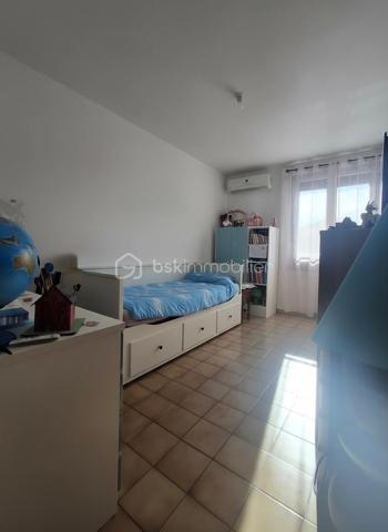 Située sur la commune de Thuir dans un lotissement proche de toutes commodités, cette jolie maison saura vous séduire.

Elle se compose d'un hall d'entrée, d'une cuisine ouverte sur le salon, ainsi que d'une véranda donnant sur un jardin sans vis à vis .
Un garage avec buanderie attenante complète ce bien, avec la possibilité de transformer le garage en suite parental au rez-de-chaussée.
A l'étage, vous trouverez 3 chambres, une salle d'eau et une dressing.

Idéalement située, coup de coeur assuré à visiter très vite.