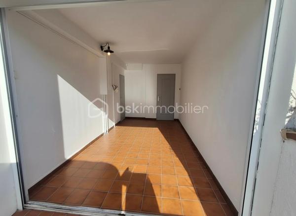 Située sur la commune de Thuir dans un lotissement proche de toutes commodités, cette jolie maison saura vous séduire.

Elle se compose d'un hall d'entrée, d'une cuisine ouverte sur le salon, ainsi que d'une véranda donnant sur un jardin sans vis à vis .
Un garage avec buanderie attenante complète ce bien, avec la possibilité de transformer le garage en suite parental au rez-de-chaussée.
A l'étage, vous trouverez 3 chambres, une salle d'eau et une dressing.

Idéalement située, coup de coeur assuré à visiter très vite.