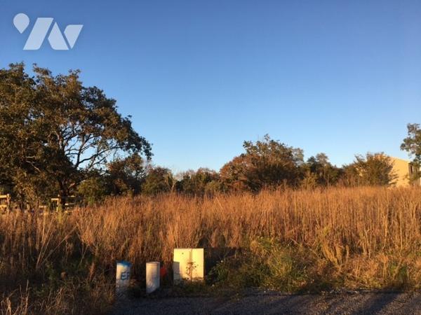 Terrain en plein bourg avec belle SDP (200m²) pour laisser libre court à tout projet immobilier.