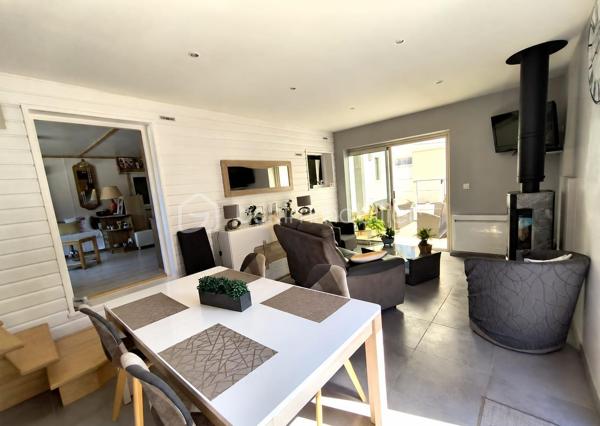 Maison lumineuse avec terrain vue dégagée – À 4 km de Port‑en‑Bessin et 3 km d’Omaha Beach
Située dans un village côtier, à quelques minutes de Port‑en‑Bessin et de la célèbre plage d’Omaha Beach, cette maison pleine de charme offre un cadre de vie agréable entre mer et campagne. Lumineuse, pratique et en très bon état, elle conviendra parfaitement à ceux qui souhaitent profiter du littoral normand dans un environnement privilégié.
 Description du bien
    • Séjour lumineux et chaleureux avec poêle à bois, salon cosy et cuisine indépendante
    • 2 à 3 chambres selon vos besoins
    • Salle d’eau avec WC
    • Habitable sans travaux majeurs
Dépendances & extérieurs
    • Garage, dépendance et atelier
    • Carport pour camping‑car
    • Terrasse exposée plein SUD
    • Parking privatif
    • Herbage attenant offrant une vue dégagée sur la campagne et un aperçu mer
Le tout sur un superbe terrain de 9 230 m², idéal pour profiter de la nature, du calme et de l’air marin. Un emplacement recherché, parfait pour une résidence principale ou secondaire.