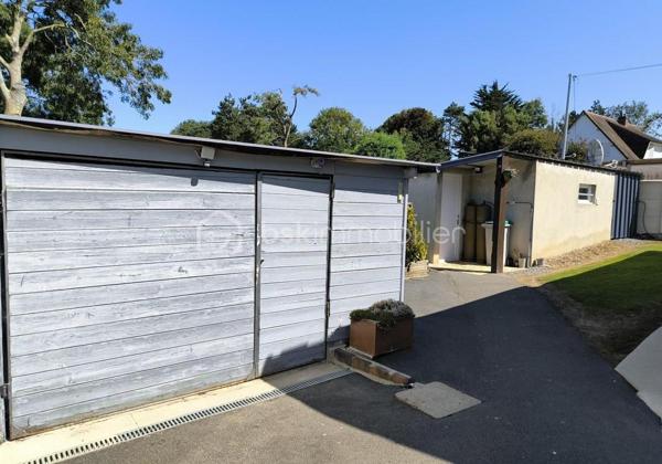 Maison lumineuse avec terrain vue dégagée – À 4 km de Port‑en‑Bessin et 3 km d’Omaha Beach
Située dans un village côtier, à quelques minutes de Port‑en‑Bessin et de la célèbre plage d’Omaha Beach, cette maison pleine de charme offre un cadre de vie agréable entre mer et campagne. Lumineuse, pratique et en très bon état, elle conviendra parfaitement à ceux qui souhaitent profiter du littoral normand dans un environnement privilégié.
 Description du bien
    • Séjour lumineux et chaleureux avec poêle à bois, salon cosy et cuisine indépendante
    • 2 à 3 chambres selon vos besoins
    • Salle d’eau avec WC
    • Habitable sans travaux majeurs
Dépendances & extérieurs
    • Garage, dépendance et atelier
    • Carport pour camping‑car
    • Terrasse exposée plein SUD
    • Parking privatif
    • Herbage attenant offrant une vue dégagée sur la campagne et un aperçu mer
Le tout sur un superbe terrain de 9 230 m², idéal pour profiter de la nature, du calme et de l’air marin. Un emplacement recherché, parfait pour une résidence principale ou secondaire.