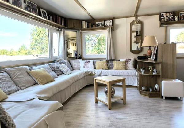 Maison lumineuse avec terrain vue dégagée – À 4 km de Port‑en‑Bessin et 3 km d’Omaha Beach
Située dans un village côtier, à quelques minutes de Port‑en‑Bessin et de la célèbre plage d’Omaha Beach, cette maison pleine de charme offre un cadre de vie agréable entre mer et campagne. Lumineuse, pratique et en très bon état, elle conviendra parfaitement à ceux qui souhaitent profiter du littoral normand dans un environnement privilégié.
 Description du bien
    • Séjour lumineux et chaleureux avec poêle à bois, salon cosy et cuisine indépendante
    • 2 à 3 chambres selon vos besoins
    • Salle d’eau avec WC
    • Habitable sans travaux majeurs
Dépendances & extérieurs
    • Garage, dépendance et atelier
    • Carport pour camping‑car
    • Terrasse exposée plein SUD
    • Parking privatif
    • Herbage attenant offrant une vue dégagée sur la campagne et un aperçu mer
Le tout sur un superbe terrain de 9 230 m², idéal pour profiter de la nature, du calme et de l’air marin. Un emplacement recherché, parfait pour une résidence principale ou secondaire.