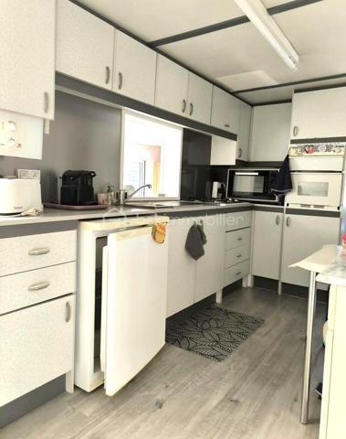 Maison lumineuse avec terrain vue dégagée – À 4 km de Port‑en‑Bessin et 3 km d’Omaha Beach
Située dans un village côtier, à quelques minutes de Port‑en‑Bessin et de la célèbre plage d’Omaha Beach, cette maison pleine de charme offre un cadre de vie agréable entre mer et campagne. Lumineuse, pratique et en très bon état, elle conviendra parfaitement à ceux qui souhaitent profiter du littoral normand dans un environnement privilégié.
 Description du bien
    • Séjour lumineux et chaleureux avec poêle à bois, salon cosy et cuisine indépendante
    • 2 à 3 chambres selon vos besoins
    • Salle d’eau avec WC
    • Habitable sans travaux majeurs
Dépendances & extérieurs
    • Garage, dépendance et atelier
    • Carport pour camping‑car
    • Terrasse exposée plein SUD
    • Parking privatif
    • Herbage attenant offrant une vue dégagée sur la campagne et un aperçu mer
Le tout sur un superbe terrain de 9 230 m², idéal pour profiter de la nature, du calme et de l’air marin. Un emplacement recherché, parfait pour une résidence principale ou secondaire.