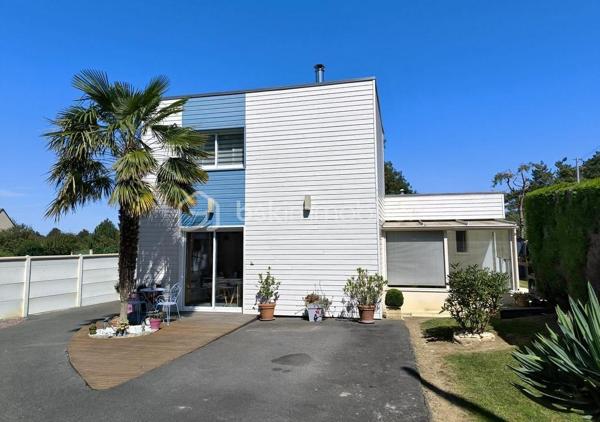 Maison lumineuse avec terrain vue dégagée – À 4 km de Port‑en‑Bessin et 3 km d’Omaha Beach
Située dans un village côtier, à quelques minutes de Port‑en‑Bessin et de la célèbre plage d’Omaha Beach, cette maison pleine de charme offre un cadre de vie agréable entre mer et campagne. Lumineuse, pratique et en très bon état, elle conviendra parfaitement à ceux qui souhaitent profiter du littoral normand dans un environnement privilégié.
 Description du bien
    • Séjour lumineux et chaleureux avec poêle à bois, salon cosy et cuisine indépendante
    • 2 à 3 chambres selon vos besoins
    • Salle d’eau avec WC
    • Habitable sans travaux majeurs
Dépendances & extérieurs
    • Garage, dépendance et atelier
    • Carport pour camping‑car
    • Terrasse exposée plein SUD
    • Parking privatif
    • Herbage attenant offrant une vue dégagée sur la campagne et un aperçu mer
Le tout sur un superbe terrain de 9 230 m², idéal pour profiter de la nature, du calme et de l’air marin. Un emplacement recherché, parfait pour une résidence principale ou secondaire.