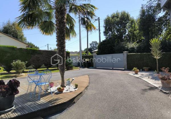 Maison lumineuse avec terrain vue dégagée – À 4 km de Port‑en‑Bessin et 3 km d’Omaha Beach
Située dans un village côtier, à quelques minutes de Port‑en‑Bessin et de la célèbre plage d’Omaha Beach, cette maison pleine de charme offre un cadre de vie agréable entre mer et campagne. Lumineuse, pratique et en très bon état, elle conviendra parfaitement à ceux qui souhaitent profiter du littoral normand dans un environnement privilégié.
 Description du bien
    • Séjour lumineux et chaleureux avec poêle à bois, salon cosy et cuisine indépendante
    • 2 à 3 chambres selon vos besoins
    • Salle d’eau avec WC
    • Habitable sans travaux majeurs
Dépendances & extérieurs
    • Garage, dépendance et atelier
    • Carport pour camping‑car
    • Terrasse exposée plein SUD
    • Parking privatif
    • Herbage attenant offrant une vue dégagée sur la campagne et un aperçu mer
Le tout sur un superbe terrain de 9 230 m², idéal pour profiter de la nature, du calme et de l’air marin. Un emplacement recherché, parfait pour une résidence principale ou secondaire.