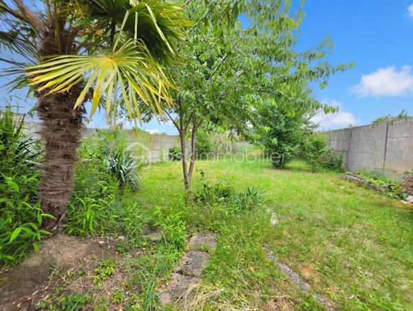 Limite Coubron et la forêt de Bondy, dans un quartier pavillonnaire, maison de plain pied sur sous-sol édifié en 1964 de 100m² habitables et 175m² utiles sur une parcelle de 500m².

LES ATOUTS DU BIEN
• Plain pied surélevé (plateau de 75m²)
• Hauteur sous plafond sous-sol 2m
• Sous-sol traversant idéal pour stationner véhicules dans le jardin arrière
• Terrain devant 140m², 7 véhicules possible
• Jardin arrière 270m² sans VIS-A-VIS
• Panneau solaire et pompe à chaleur AIR / EAU 2025
• Installation climatisation réversible

AGENCEMENT
Rez-de-jardin (75m²)
• Garage traversant
• Buanderie / chaufferie

Etage (75m²)
• Entrée
• Cuisine
• Séjour double (30m²) avec cheminée
• Couloir
• 2 chambres (9,30/9,50m²)
• Salle d'eau
• WC

Combles (25m²)
• Un bureau
• Une chambre

INFORMATIONS TECHNIQUES
• Terrain : façade 10m x profondeur 50m
• Double vitrage PVC avec volets
• Tableau électrique récent
• DPE en D
• Double exposition EST / OUEST
• Ballon d'eau chaude thermodynamique

INFORMATIONS FINANCIERES
• Taxe foncière 1696 euros

Ludovic MOREL
Votre Partenaire Immobilier
Depuis 2010

•••