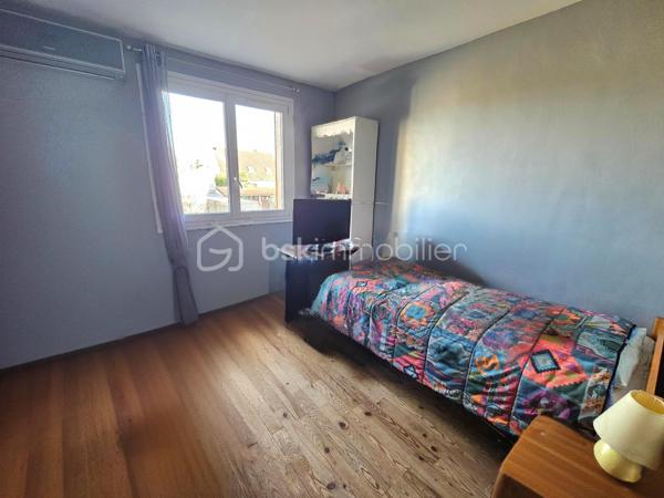 Limite Coubron et la forêt de Bondy, dans un quartier pavillonnaire, maison de plain pied sur sous-sol édifié en 1964 de 100m² habitables et 175m² utiles sur une parcelle de 500m².

LES ATOUTS DU BIEN
• Plain pied surélevé (plateau de 75m²)
• Hauteur sous plafond sous-sol 2m
• Sous-sol traversant idéal pour stationner véhicules dans le jardin arrière
• Terrain devant 140m², 7 véhicules possible
• Jardin arrière 270m² sans VIS-A-VIS
• Panneau solaire et pompe à chaleur AIR / EAU 2025
• Installation climatisation réversible

AGENCEMENT
Rez-de-jardin (75m²)
• Garage traversant
• Buanderie / chaufferie

Etage (75m²)
• Entrée
• Cuisine
• Séjour double (30m²) avec cheminée
• Couloir
• 2 chambres (9,30/9,50m²)
• Salle d'eau
• WC

Combles (25m²)
• Un bureau
• Une chambre

INFORMATIONS TECHNIQUES
• Terrain : façade 10m x profondeur 50m
• Double vitrage PVC avec volets
• Tableau électrique récent
• DPE en D
• Double exposition EST / OUEST
• Ballon d'eau chaude thermodynamique

INFORMATIONS FINANCIERES
• Taxe foncière 1696 euros

Ludovic MOREL
Votre Partenaire Immobilier
Depuis 2010

•••