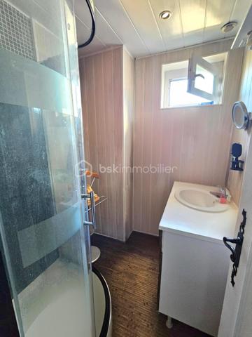 Limite Coubron et la forêt de Bondy, dans un quartier pavillonnaire, maison de plain pied sur sous-sol édifié en 1964 de 100m² habitables et 175m² utiles sur une parcelle de 500m².

LES ATOUTS DU BIEN
• Plain pied surélevé (plateau de 75m²)
• Hauteur sous plafond sous-sol 2m
• Sous-sol traversant idéal pour stationner véhicules dans le jardin arrière
• Terrain devant 140m², 7 véhicules possible
• Jardin arrière 270m² sans VIS-A-VIS
• Panneau solaire et pompe à chaleur AIR / EAU 2025
• Installation climatisation réversible

AGENCEMENT
Rez-de-jardin (75m²)
• Garage traversant
• Buanderie / chaufferie

Etage (75m²)
• Entrée
• Cuisine
• Séjour double (30m²) avec cheminée
• Couloir
• 2 chambres (9,30/9,50m²)
• Salle d'eau
• WC

Combles (25m²)
• Un bureau
• Une chambre

INFORMATIONS TECHNIQUES
• Terrain : façade 10m x profondeur 50m
• Double vitrage PVC avec volets
• Tableau électrique récent
• DPE en D
• Double exposition EST / OUEST
• Ballon d'eau chaude thermodynamique

INFORMATIONS FINANCIERES
• Taxe foncière 1696 euros

Ludovic MOREL
Votre Partenaire Immobilier
Depuis 2010

•••