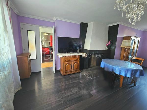 Limite Coubron et la forêt de Bondy, dans un quartier pavillonnaire, maison de plain pied sur sous-sol édifié en 1964 de 100m² habitables et 175m² utiles sur une parcelle de 500m².

LES ATOUTS DU BIEN
• Plain pied surélevé (plateau de 75m²)
• Hauteur sous plafond sous-sol 2m
• Sous-sol traversant idéal pour stationner véhicules dans le jardin arrière
• Terrain devant 140m², 7 véhicules possible
• Jardin arrière 270m² sans VIS-A-VIS
• Panneau solaire et pompe à chaleur AIR / EAU 2025
• Installation climatisation réversible

AGENCEMENT
Rez-de-jardin (75m²)
• Garage traversant
• Buanderie / chaufferie

Etage (75m²)
• Entrée
• Cuisine
• Séjour double (30m²) avec cheminée
• Couloir
• 2 chambres (9,30/9,50m²)
• Salle d'eau
• WC

Combles (25m²)
• Un bureau
• Une chambre

INFORMATIONS TECHNIQUES
• Terrain : façade 10m x profondeur 50m
• Double vitrage PVC avec volets
• Tableau électrique récent
• DPE en D
• Double exposition EST / OUEST
• Ballon d'eau chaude thermodynamique

INFORMATIONS FINANCIERES
• Taxe foncière 1696 euros

Ludovic MOREL
Votre Partenaire Immobilier
Depuis 2010

•••