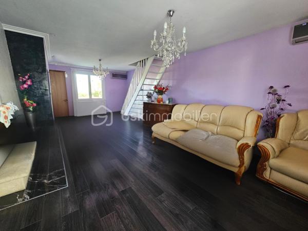 Limite Coubron et la forêt de Bondy, dans un quartier pavillonnaire, maison de plain pied sur sous-sol édifié en 1964 de 100m² habitables et 175m² utiles sur une parcelle de 500m².

LES ATOUTS DU BIEN
• Plain pied surélevé (plateau de 75m²)
• Hauteur sous plafond sous-sol 2m
• Sous-sol traversant idéal pour stationner véhicules dans le jardin arrière
• Terrain devant 140m², 7 véhicules possible
• Jardin arrière 270m² sans VIS-A-VIS
• Panneau solaire et pompe à chaleur AIR / EAU 2025
• Installation climatisation réversible

AGENCEMENT
Rez-de-jardin (75m²)
• Garage traversant
• Buanderie / chaufferie

Etage (75m²)
• Entrée
• Cuisine
• Séjour double (30m²) avec cheminée
• Couloir
• 2 chambres (9,30/9,50m²)
• Salle d'eau
• WC

Combles (25m²)
• Un bureau
• Une chambre

INFORMATIONS TECHNIQUES
• Terrain : façade 10m x profondeur 50m
• Double vitrage PVC avec volets
• Tableau électrique récent
• DPE en D
• Double exposition EST / OUEST
• Ballon d'eau chaude thermodynamique

INFORMATIONS FINANCIERES
• Taxe foncière 1696 euros

Ludovic MOREL
Votre Partenaire Immobilier
Depuis 2010

•••