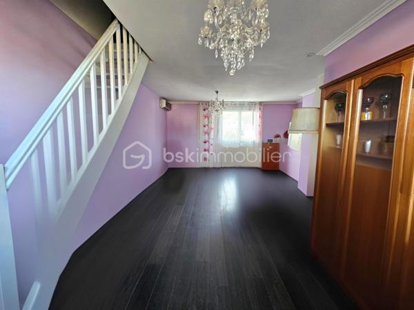 Limite Coubron et la forêt de Bondy, dans un quartier pavillonnaire, maison de plain pied sur sous-sol édifié en 1964 de 100m² habitables et 175m² utiles sur une parcelle de 500m².

LES ATOUTS DU BIEN
• Plain pied surélevé (plateau de 75m²)
• Hauteur sous plafond sous-sol 2m
• Sous-sol traversant idéal pour stationner véhicules dans le jardin arrière
• Terrain devant 140m², 7 véhicules possible
• Jardin arrière 270m² sans VIS-A-VIS
• Panneau solaire et pompe à chaleur AIR / EAU 2025
• Installation climatisation réversible

AGENCEMENT
Rez-de-jardin (75m²)
• Garage traversant
• Buanderie / chaufferie

Etage (75m²)
• Entrée
• Cuisine
• Séjour double (30m²) avec cheminée
• Couloir
• 2 chambres (9,30/9,50m²)
• Salle d'eau
• WC

Combles (25m²)
• Un bureau
• Une chambre

INFORMATIONS TECHNIQUES
• Terrain : façade 10m x profondeur 50m
• Double vitrage PVC avec volets
• Tableau électrique récent
• DPE en D
• Double exposition EST / OUEST
• Ballon d'eau chaude thermodynamique

INFORMATIONS FINANCIERES
• Taxe foncière 1696 euros

Ludovic MOREL
Votre Partenaire Immobilier
Depuis 2010

•••