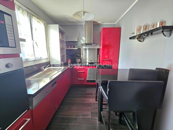 Limite Coubron et la forêt de Bondy, dans un quartier pavillonnaire, maison de plain pied sur sous-sol édifié en 1964 de 100m² habitables et 175m² utiles sur une parcelle de 500m².

LES ATOUTS DU BIEN
• Plain pied surélevé (plateau de 75m²)
• Hauteur sous plafond sous-sol 2m
• Sous-sol traversant idéal pour stationner véhicules dans le jardin arrière
• Terrain devant 140m², 7 véhicules possible
• Jardin arrière 270m² sans VIS-A-VIS
• Panneau solaire et pompe à chaleur AIR / EAU 2025
• Installation climatisation réversible

AGENCEMENT
Rez-de-jardin (75m²)
• Garage traversant
• Buanderie / chaufferie

Etage (75m²)
• Entrée
• Cuisine
• Séjour double (30m²) avec cheminée
• Couloir
• 2 chambres (9,30/9,50m²)
• Salle d'eau
• WC

Combles (25m²)
• Un bureau
• Une chambre

INFORMATIONS TECHNIQUES
• Terrain : façade 10m x profondeur 50m
• Double vitrage PVC avec volets
• Tableau électrique récent
• DPE en D
• Double exposition EST / OUEST
• Ballon d'eau chaude thermodynamique

INFORMATIONS FINANCIERES
• Taxe foncière 1696 euros

Ludovic MOREL
Votre Partenaire Immobilier
Depuis 2010

•••
