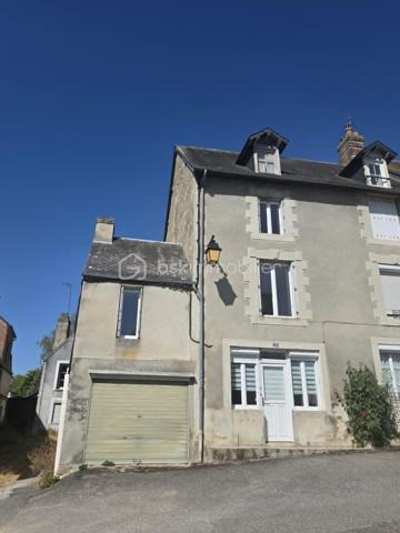 À seulement 25 minutes de L'Aigle et d'Argentan, 15 minutes de Sées et de Gacé, au cœur d'une commune disposant de nombreuses commodités (commerces, école, services...), découvrez cette agréable maison de bourg mitoyenne, offrant de beaux volumes et un fort potentiel d'aménagement.
Au rez-de-chaussée, vous serez séduit par une pièce de vie  lumineuse, une cuisine aménagée et équipée, ainsi qu'une buanderie avec WC. Au-dessus de la cuisine, un escalier mène à un espace pouvant faire office de bureau ou de rangement.
L'espace nuit est réparti sur deux niveaux :
Au premier étage, une grande chambre ainsi qu'une salle d'eau avec WC ;
Au deuxième étage, une seconde chambre et un espace pouvant être aménagé en dressing, bureau ou chambre d'enfant.
Les combles, au charme de l'ancien, offrent un beau potentiel d'aménagement. Vous pourrez y créer une salle de jeux, une chambre supplémentaire ou tout autre espace selon vos besoins, afin d'augmenter la surface habitable.
À l'extérieur, une agréable courette vous permettra de profiter des beaux jours sans les contraintes d'un grand jardin.
Informations complémentaires :
Chauffage électrique.
Assainissement collectif (tout-à-l'égout).
Une maison pleine de charme, idéale pour un premier achat, un investissement locatif ou un pied-à-terre, à découvrir sans tarder !