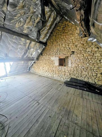 À seulement 25 minutes de L'Aigle et d'Argentan, 15 minutes de Sées et de Gacé, au cœur d'une commune disposant de nombreuses commodités (commerces, école, services...), découvrez cette agréable maison de bourg mitoyenne, offrant de beaux volumes et un fort potentiel d'aménagement.
Au rez-de-chaussée, vous serez séduit par une pièce de vie  lumineuse, une cuisine aménagée et équipée, ainsi qu'une buanderie avec WC. Au-dessus de la cuisine, un escalier mène à un espace pouvant faire office de bureau ou de rangement.
L'espace nuit est réparti sur deux niveaux :
Au premier étage, une grande chambre ainsi qu'une salle d'eau avec WC ;
Au deuxième étage, une seconde chambre et un espace pouvant être aménagé en dressing, bureau ou chambre d'enfant.
Les combles, au charme de l'ancien, offrent un beau potentiel d'aménagement. Vous pourrez y créer une salle de jeux, une chambre supplémentaire ou tout autre espace selon vos besoins, afin d'augmenter la surface habitable.
À l'extérieur, une agréable courette vous permettra de profiter des beaux jours sans les contraintes d'un grand jardin.
Informations complémentaires :
Chauffage électrique.
Assainissement collectif (tout-à-l'égout).
Une maison pleine de charme, idéale pour un premier achat, un investissement locatif ou un pied-à-terre, à découvrir sans tarder !