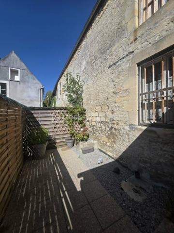 À seulement 25 minutes de L'Aigle et d'Argentan, 15 minutes de Sées et de Gacé, au cœur d'une commune disposant de nombreuses commodités (commerces, école, services...), découvrez cette agréable maison de bourg mitoyenne, offrant de beaux volumes et un fort potentiel d'aménagement.
Au rez-de-chaussée, vous serez séduit par une pièce de vie  lumineuse, une cuisine aménagée et équipée, ainsi qu'une buanderie avec WC. Au-dessus de la cuisine, un escalier mène à un espace pouvant faire office de bureau ou de rangement.
L'espace nuit est réparti sur deux niveaux :
Au premier étage, une grande chambre ainsi qu'une salle d'eau avec WC ;
Au deuxième étage, une seconde chambre et un espace pouvant être aménagé en dressing, bureau ou chambre d'enfant.
Les combles, au charme de l'ancien, offrent un beau potentiel d'aménagement. Vous pourrez y créer une salle de jeux, une chambre supplémentaire ou tout autre espace selon vos besoins, afin d'augmenter la surface habitable.
À l'extérieur, une agréable courette vous permettra de profiter des beaux jours sans les contraintes d'un grand jardin.
Informations complémentaires :
Chauffage électrique.
Assainissement collectif (tout-à-l'égout).
Une maison pleine de charme, idéale pour un premier achat, un investissement locatif ou un pied-à-terre, à découvrir sans tarder !
