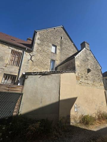 À seulement 25 minutes de L'Aigle et d'Argentan, 15 minutes de Sées et de Gacé, au cœur d'une commune disposant de nombreuses commodités (commerces, école, services...), découvrez cette agréable maison de bourg mitoyenne, offrant de beaux volumes et un fort potentiel d'aménagement.
Au rez-de-chaussée, vous serez séduit par une pièce de vie  lumineuse, une cuisine aménagée et équipée, ainsi qu'une buanderie avec WC. Au-dessus de la cuisine, un escalier mène à un espace pouvant faire office de bureau ou de rangement.
L'espace nuit est réparti sur deux niveaux :
Au premier étage, une grande chambre ainsi qu'une salle d'eau avec WC ;
Au deuxième étage, une seconde chambre et un espace pouvant être aménagé en dressing, bureau ou chambre d'enfant.
Les combles, au charme de l'ancien, offrent un beau potentiel d'aménagement. Vous pourrez y créer une salle de jeux, une chambre supplémentaire ou tout autre espace selon vos besoins, afin d'augmenter la surface habitable.
À l'extérieur, une agréable courette vous permettra de profiter des beaux jours sans les contraintes d'un grand jardin.
Informations complémentaires :
Chauffage électrique.
Assainissement collectif (tout-à-l'égout).
Une maison pleine de charme, idéale pour un premier achat, un investissement locatif ou un pied-à-terre, à découvrir sans tarder !
