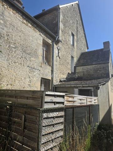 À seulement 25 minutes de L'Aigle et d'Argentan, 15 minutes de Sées et de Gacé, au cœur d'une commune disposant de nombreuses commodités (commerces, école, services...), découvrez cette agréable maison de bourg mitoyenne, offrant de beaux volumes et un fort potentiel d'aménagement.
Au rez-de-chaussée, vous serez séduit par une pièce de vie  lumineuse, une cuisine aménagée et équipée, ainsi qu'une buanderie avec WC. Au-dessus de la cuisine, un escalier mène à un espace pouvant faire office de bureau ou de rangement.
L'espace nuit est réparti sur deux niveaux :
Au premier étage, une grande chambre ainsi qu'une salle d'eau avec WC ;
Au deuxième étage, une seconde chambre et un espace pouvant être aménagé en dressing, bureau ou chambre d'enfant.
Les combles, au charme de l'ancien, offrent un beau potentiel d'aménagement. Vous pourrez y créer une salle de jeux, une chambre supplémentaire ou tout autre espace selon vos besoins, afin d'augmenter la surface habitable.
À l'extérieur, une agréable courette vous permettra de profiter des beaux jours sans les contraintes d'un grand jardin.
Informations complémentaires :
Chauffage électrique.
Assainissement collectif (tout-à-l'égout).
Une maison pleine de charme, idéale pour un premier achat, un investissement locatif ou un pied-à-terre, à découvrir sans tarder !