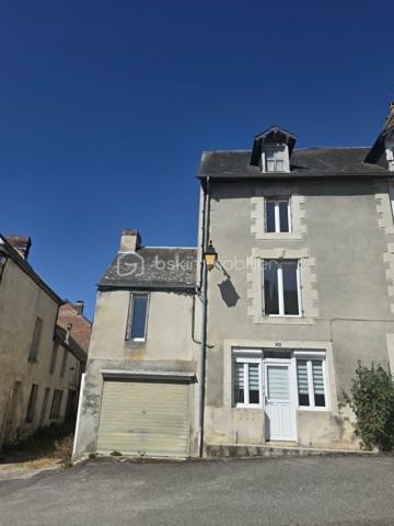 À seulement 25 minutes de L'Aigle et d'Argentan, 15 minutes de Sées et de Gacé, au cœur d'une commune disposant de nombreuses commodités (commerces, école, services...), découvrez cette agréable maison de bourg mitoyenne, offrant de beaux volumes et un fort potentiel d'aménagement.
Au rez-de-chaussée, vous serez séduit par une pièce de vie  lumineuse, une cuisine aménagée et équipée, ainsi qu'une buanderie avec WC. Au-dessus de la cuisine, un escalier mène à un espace pouvant faire office de bureau ou de rangement.
L'espace nuit est réparti sur deux niveaux :
Au premier étage, une grande chambre ainsi qu'une salle d'eau avec WC ;
Au deuxième étage, une seconde chambre et un espace pouvant être aménagé en dressing, bureau ou chambre d'enfant.
Les combles, au charme de l'ancien, offrent un beau potentiel d'aménagement. Vous pourrez y créer une salle de jeux, une chambre supplémentaire ou tout autre espace selon vos besoins, afin d'augmenter la surface habitable.
À l'extérieur, une agréable courette vous permettra de profiter des beaux jours sans les contraintes d'un grand jardin.
Informations complémentaires :
Chauffage électrique.
Assainissement collectif (tout-à-l'égout).
Une maison pleine de charme, idéale pour un premier achat, un investissement locatif ou un pied-à-terre, à découvrir sans tarder !
