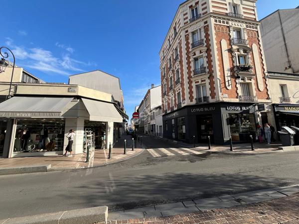 HYPER CENTRE VILLE de Puteaux : Studio de 26,78 m² avec cave et parking