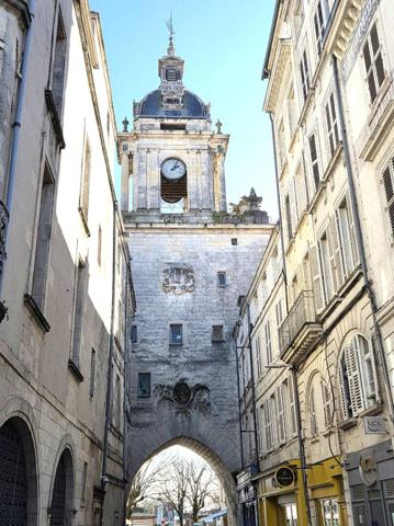 LA ROCHELLE - Vieux-Port - A VENDRE Murs commerciaux