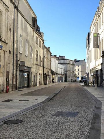 LA ROCHELLE - Vieux-Port - A VENDRE Murs commerciaux