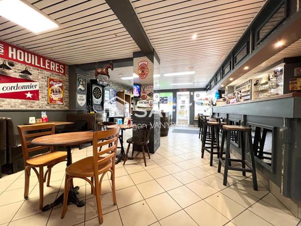 Immeuble comprenant un café tabac et un logement