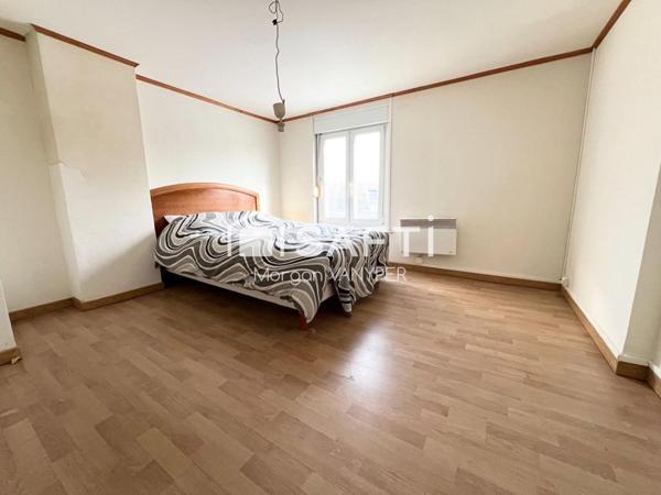 Immeuble comprenant un café tabac et un logement