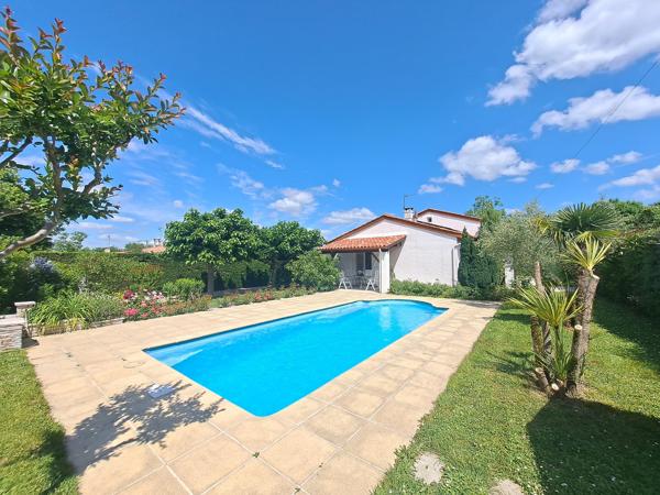 Belle Villa Lumineuse avec Piscine Chauffée et Jardin Fleuri