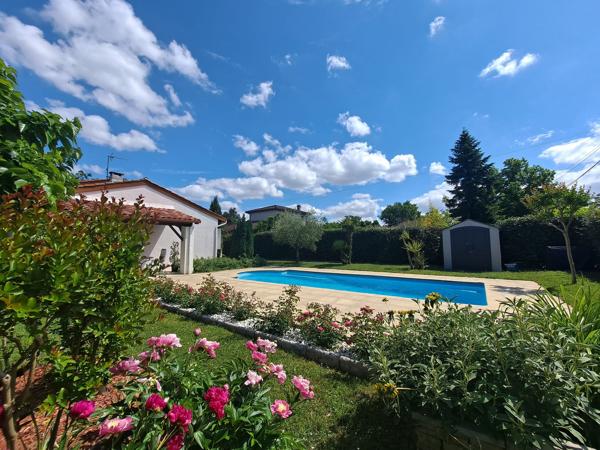 Belle Villa Lumineuse avec Piscine Chauffée et Jardin Fleuri