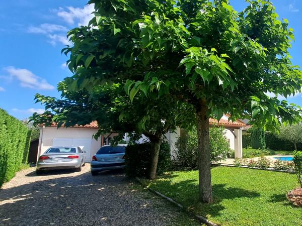 Belle Villa Lumineuse avec Piscine Chauffée et Jardin Fleuri