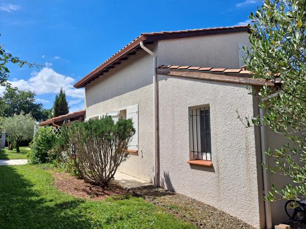 Belle Villa Lumineuse avec Piscine Chauffée et Jardin Fleuri