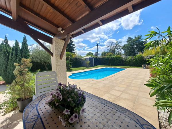 Belle Villa Lumineuse avec Piscine Chauffée et Jardin Fleuri