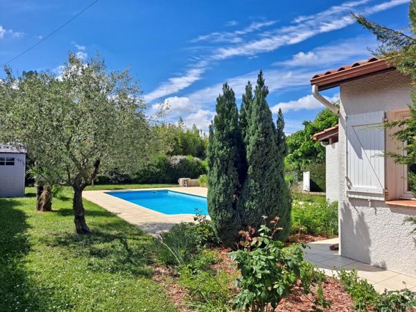 Belle Villa Lumineuse avec Piscine Chauffée et Jardin Fleuri