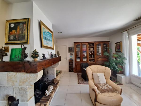 Belle Villa Lumineuse avec Piscine Chauffée et Jardin Fleuri