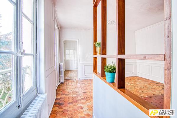 Versailles Notre-Dame Appartement 3 pièces de 54 m² situé au 2ème étage avec cave €445 000 ** - Référence 25688
