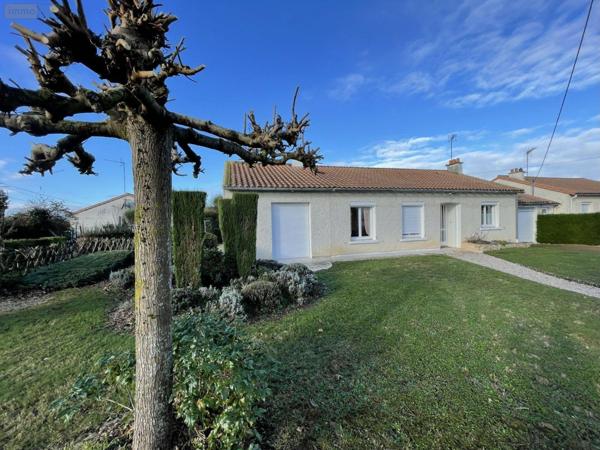 Maison individuelle à vendre à Nueil-les-Aubiers dans les Deux-Sèvres (79250), ref : AGM 60*