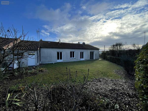 Maison individuelle à vendre à Nueil-les-Aubiers dans les Deux-Sèvres (79250), ref : AGM 60*