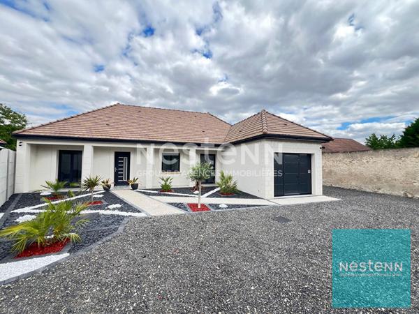 Maison de plain-pied avec un jardin et un garage à Chaumont