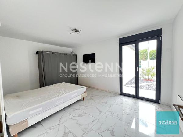 Maison de plain-pied avec un jardin et un garage à Chaumont